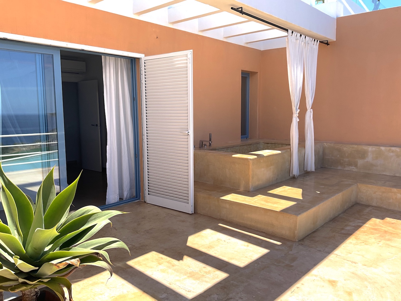Resa estates huis huren for rent Cala Tarida House front.jpg